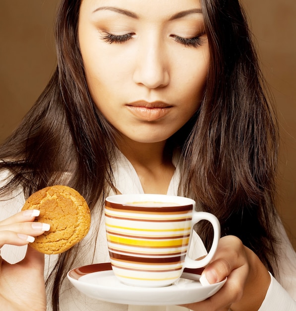 Aziatische vrouw het drinken koffie of thee