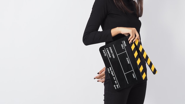 Aziatische vrouw houdt zwart klepelbord of filmlei of dakspaan vast bij videoproductie