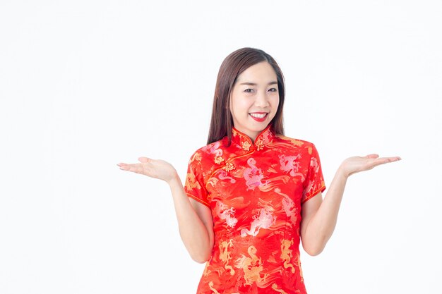 Aziatische vrouw in Chinese kledings traditionele cheongsam