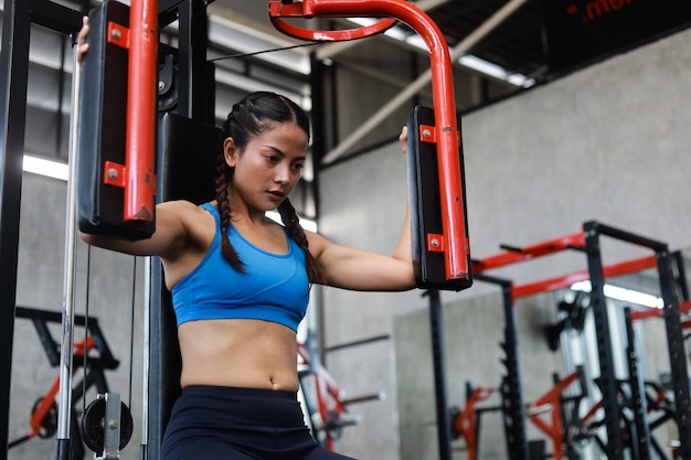 Aziatische vrouw in de fitnessruimte