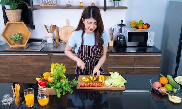 Aziatische vrouw in de keuken