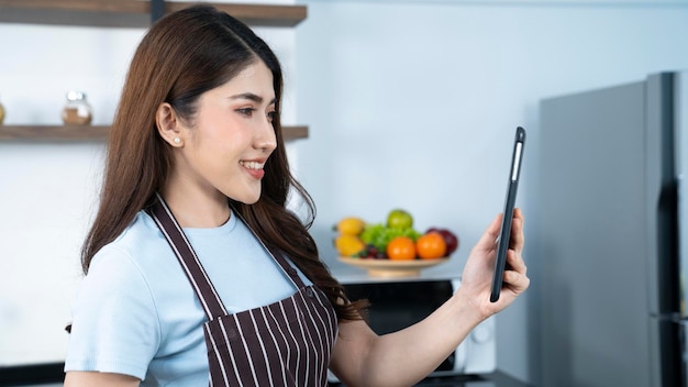 Foto aziatische vrouw in de keuken