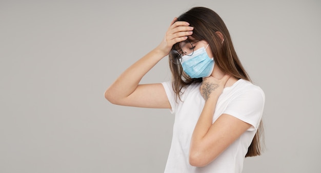 Aziatische vrouw in gezichts beschermend masker die onwel voelen. De eerste verdediging tegen de epidemie van griep en coronavirus