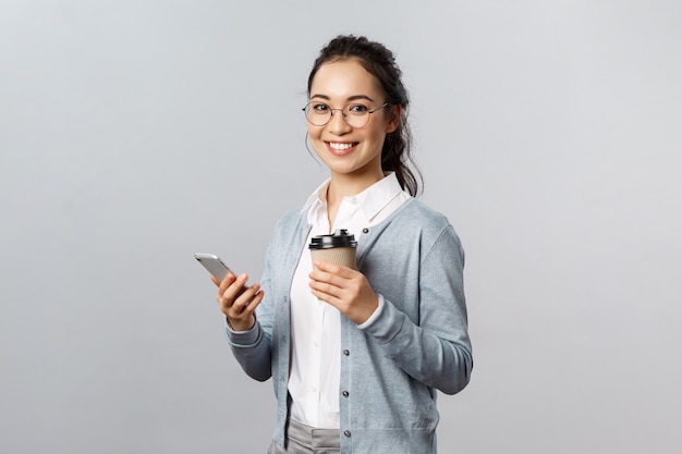 Aziatische vrouw in glazen