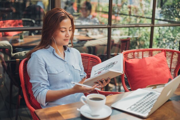 Aziatische vrouw in koffiewinkel