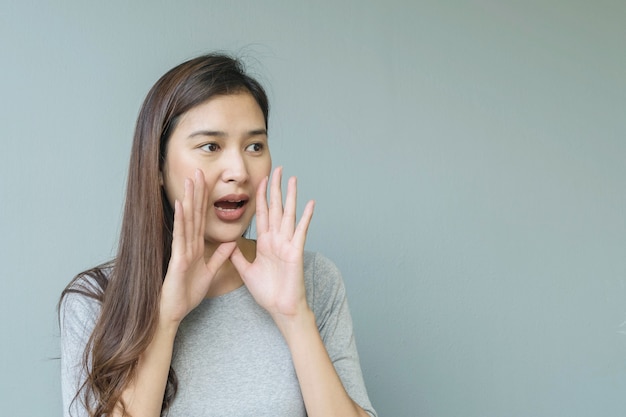 Aziatische vrouw in schreeuw actie tegen iemand