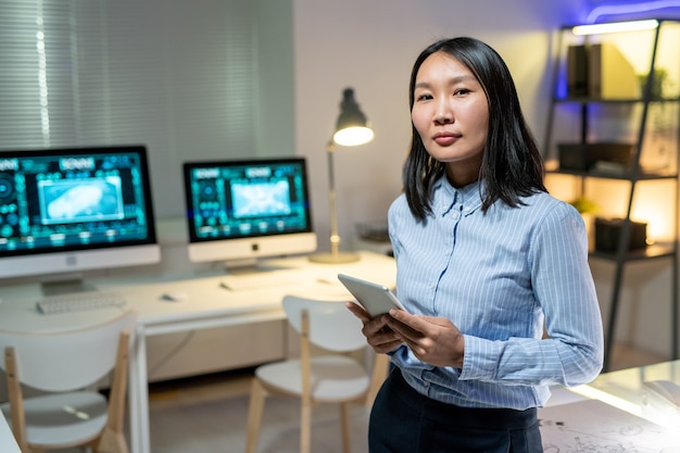 Aziatische vrouw in shirt met tablet