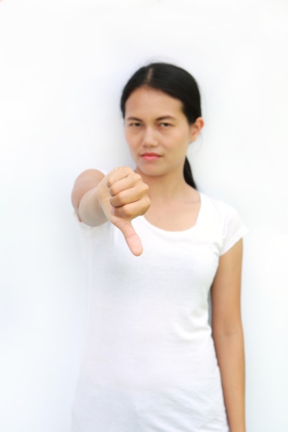 Aziatische vrouw in T-shirt die neer op witte achtergrond, Geselecteerde nadruk tonen aan haar vinger