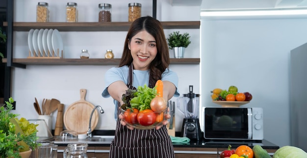 Aziatische vrouw koken in de keuken