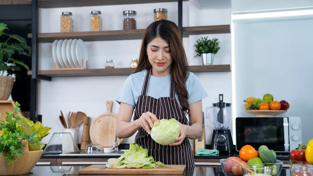 Aziatische vrouw koken in de keuken