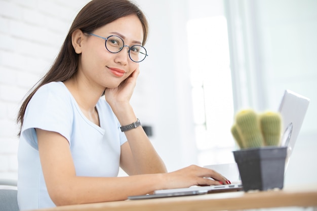 Aziatische vrouw met behulp van laptop thuis,