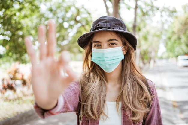 Foto aziatische vrouw met coronavirus die een medisch wegwerpmasker opzet om virussen te voorkomen