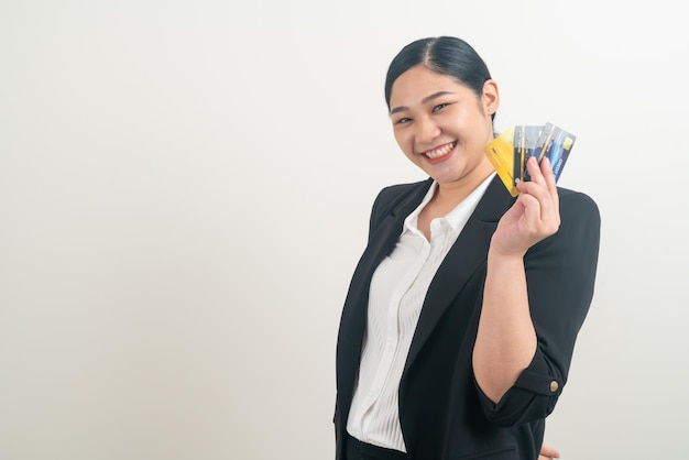 Aziatische vrouw met creditcard met witte achtergrond