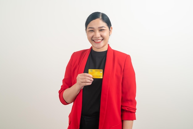 Aziatische vrouw met creditcard met witte achtergrond