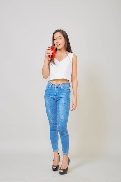 Aziatische vrouw met een glas rode fruitdrank