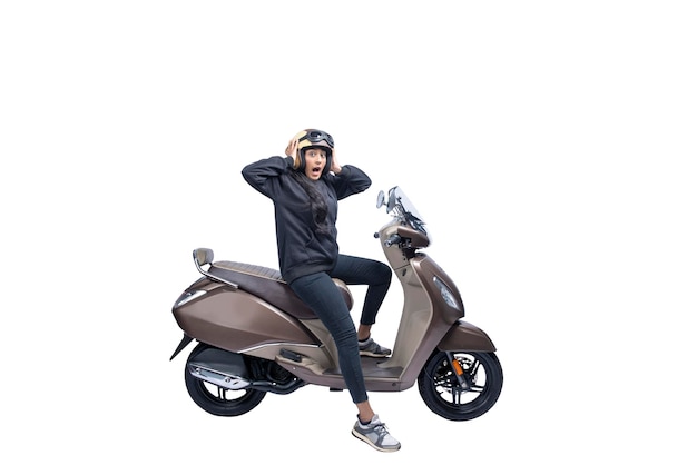 Aziatische vrouw met een helm en jas zittend op een scooter met een geschokte uitdrukking