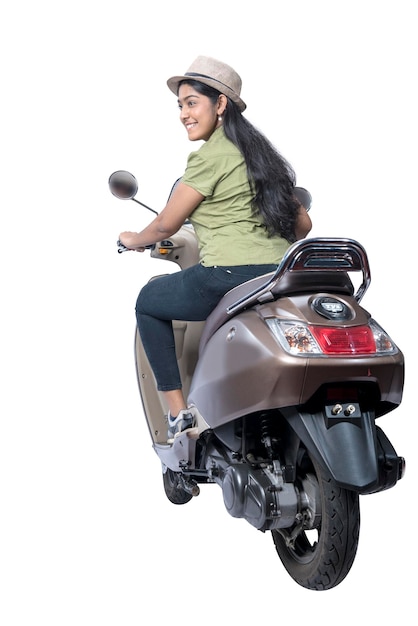 Aziatische vrouw met een hoed zittend op een scooter