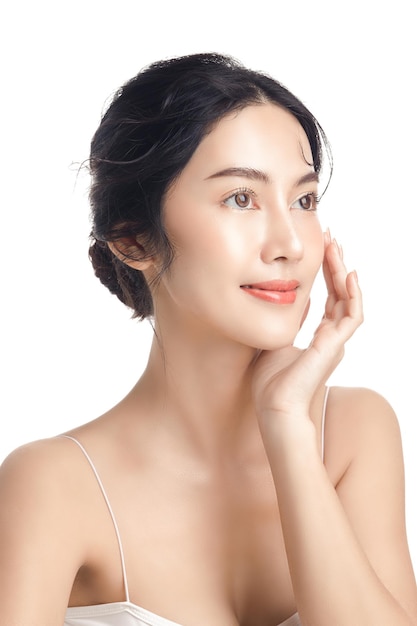 Aziatische vrouw met een mooi gezicht en perfecte schone frisse huid Schattig vrouwelijk model met natuurlijke make-up en sprankelende ogen op witte geïsoleerde achtergrond Gezichtsbehandeling Cosmetologie schoonheid Concept