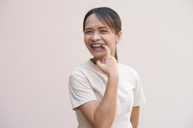 Aziatische vrouw met etensresten tussen haar tanden