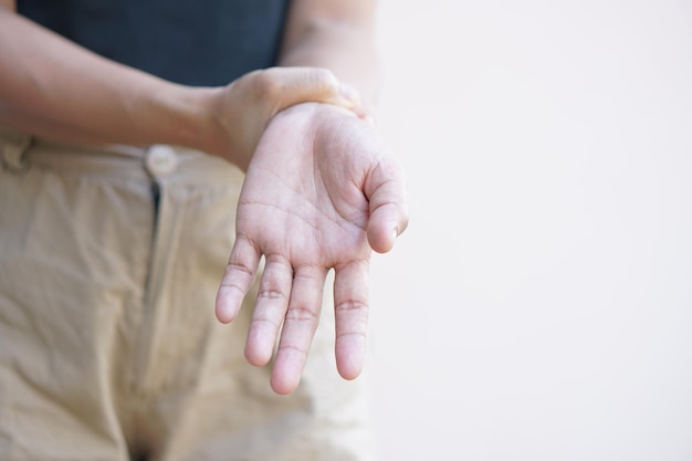 Aziatische vrouw met gevoelloosheid van de hand