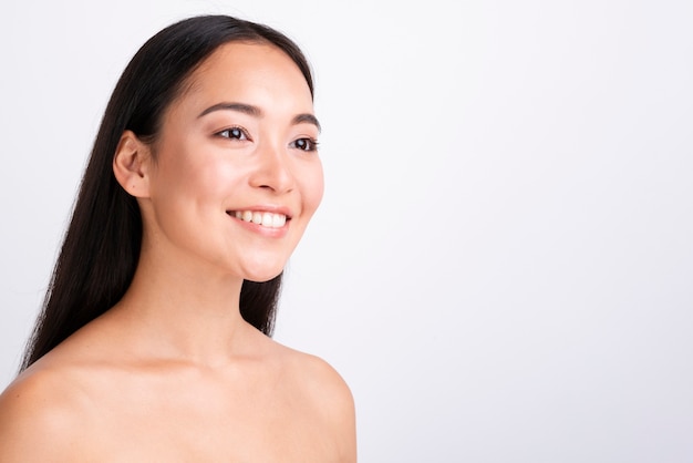 Aziatische vrouw met gezond huid dicht omhooggaand portret