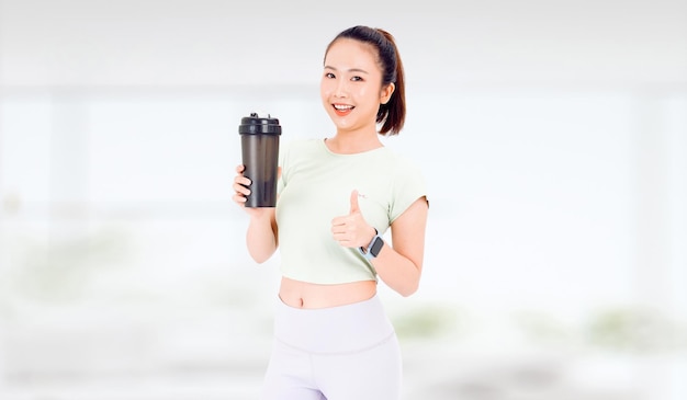 Aziatische vrouw met gezonde voeding eiwitshake drinken voor sport en fitness