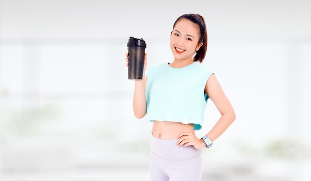 Aziatische vrouw met gezonde voeding eiwitshake drinken voor sport en fitness