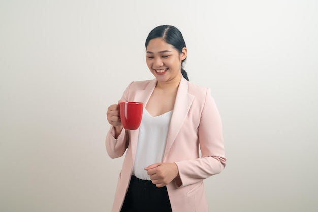 Aziatische vrouw met hand met koffiekopje op witte achtergrond