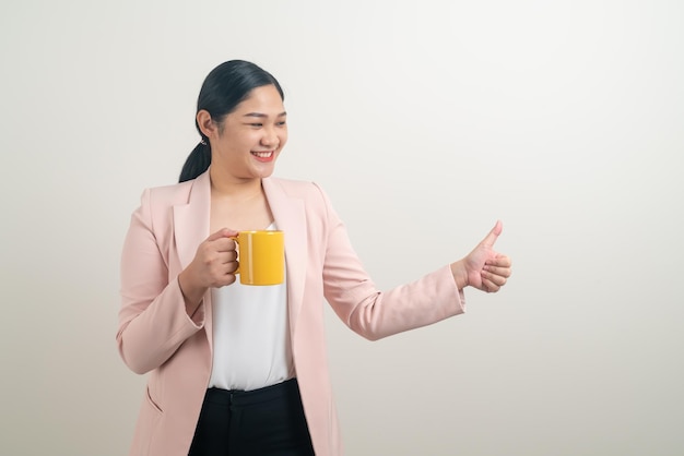Aziatische vrouw met hand met koffiekopje