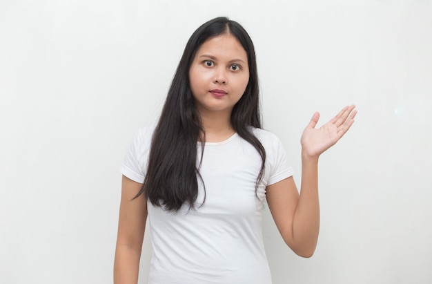 Aziatische vrouw met handpunt op lege ruimte