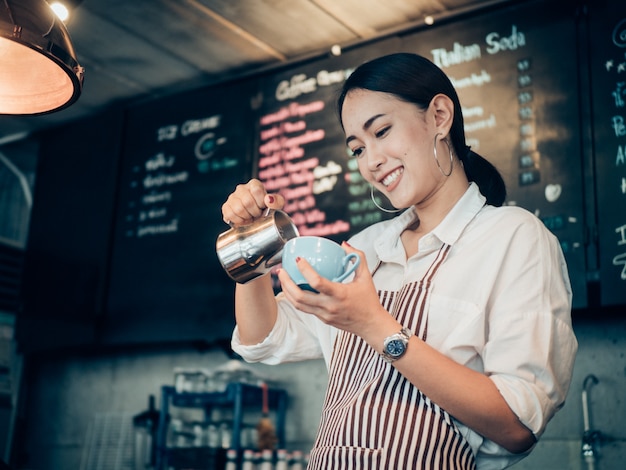 Aziatische vrouw met koffie in café