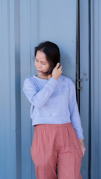 Aziatische vrouw met kort zwart haar, mooi gezicht dat schuin omhoog kijkt meisje draagt een lange mouw