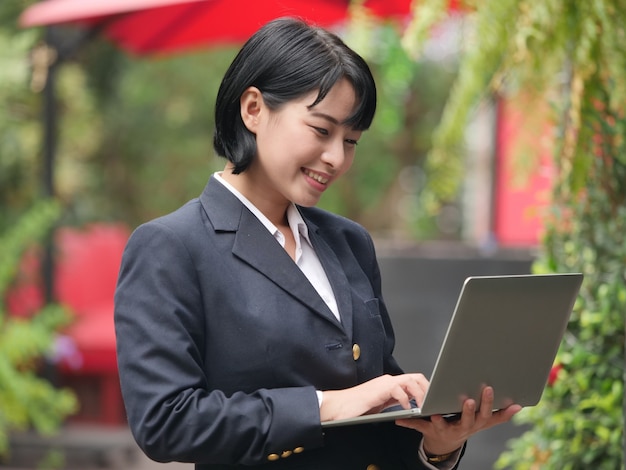 Aziatische vrouw met laptop