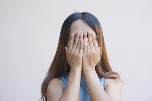 Aziatische vrouw met pijn in de ogen