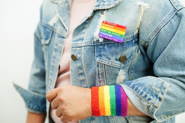 Aziatische vrouw met regenboogvlag LGBT-symboolrechten en gendergelijkheid LGBT Pride Month in juni