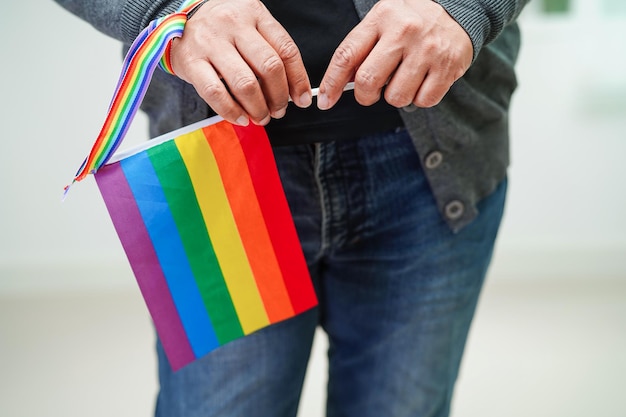 Aziatische vrouw met regenboogvlag LGBT-symboolrechten en gendergelijkheid LGBT Pride Month in juni