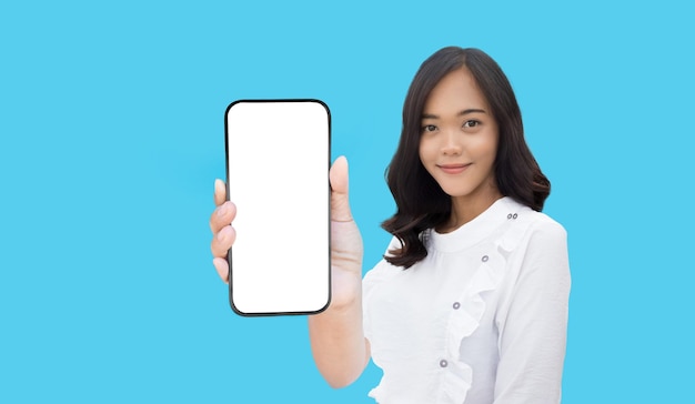 Aziatische vrouw met smartphone mockup van leeg scherm voor applicatieweergave show op geïsoleerd