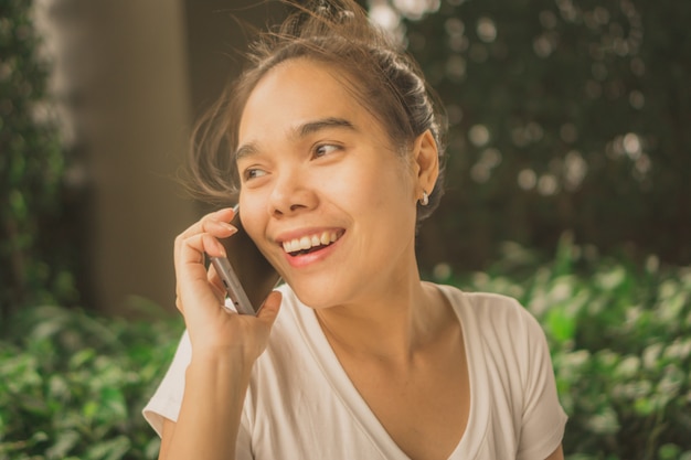 Foto aziatische vrouw met smartphone