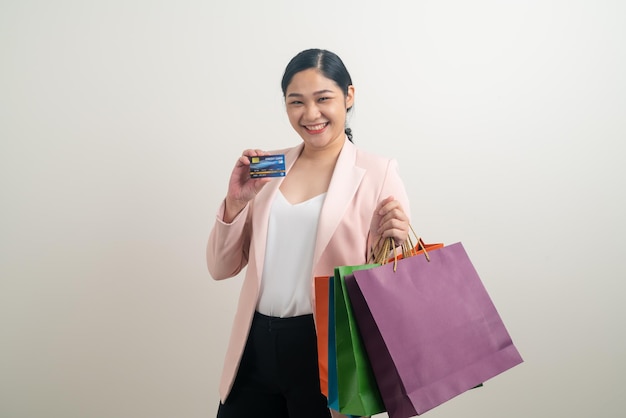 Aziatische vrouw met winkeltas en creditcard
