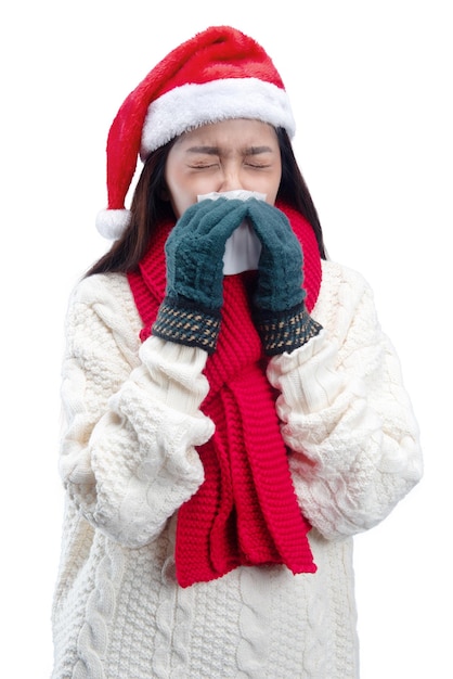 Foto aziatische vrouw met winterhandschoenen en kerstmuts krijgt griep niezen geïsoleerd op witte achtergrond