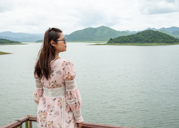 Aziatische vrouw naast een reservoir in Thailand