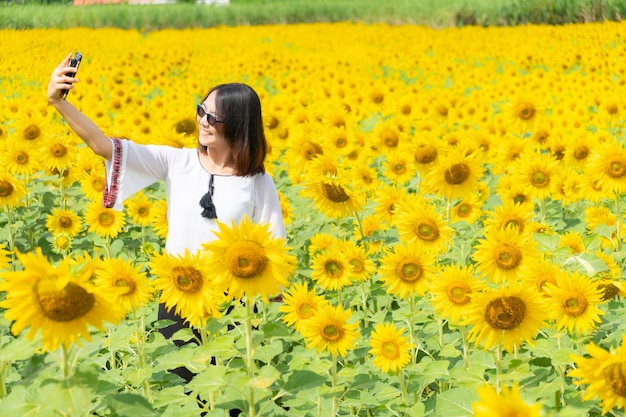 Aziatische vrouw neemt foto-smartphone.