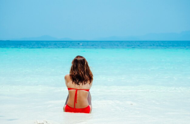 Aziatische vrouw ontspannen op het strand als haar vakantie.