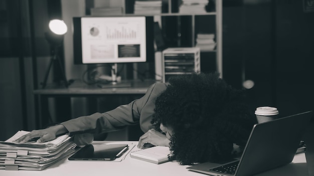 Aziatische vrouw overwerkt en slaapt op de tafel nadat ze zich erg probeertDepressie en angstChinese kantoormeisje slaapt nadat ze geen gegevens en oplossing kan vinden om haar rapport te doenWerkverslaafde mensen