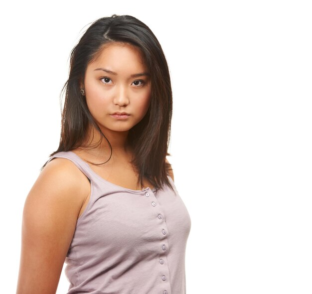 Aziatische vrouw portret en mode met natuurlijke schoonheid in haarverzorging op een witte studio achtergrond Gezicht van aantrekkelijke vrouwelijke persoon jong model of staar in casual kleding of vertrouwen op mockup ruimte