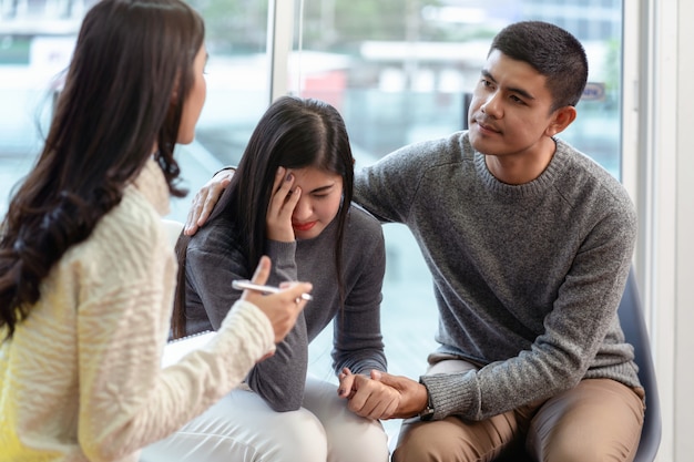 Aziatische vrouw professionele psycholoog arts die het advies geeft aan geliefden patiënten