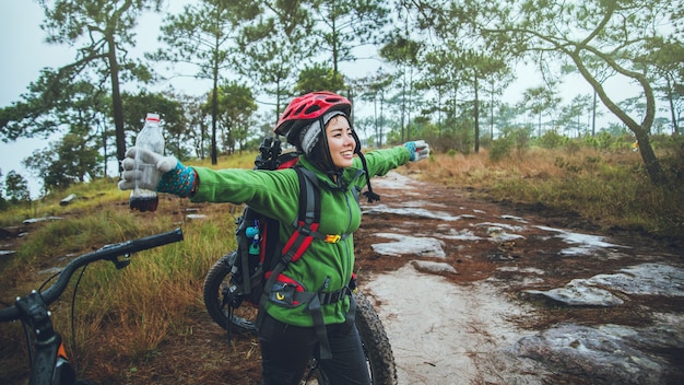 Aziatische vrouw Reizen foto aard. Reizen ontspannen fietsen op een fiets Wildernis in het wild. Thailand