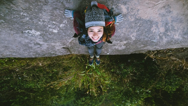 Foto aziatische vrouw reizen natuur. reis ontspannen. ga zitten en kijk naar natuurlandschappen op de klif. vakantie op de bergen.