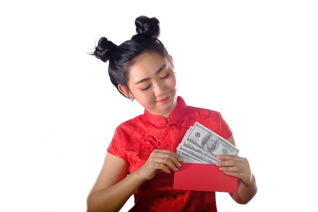 Aziatische vrouw rode jurk traditionele cheongsam aanhouden van geld 100 Amerikaanse dollarbiljetten