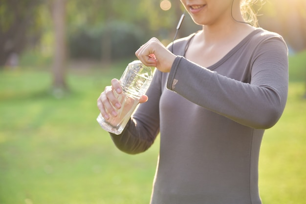 Aziatische vrouw rust en drinkwater.